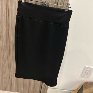Black midi skirt. Size small